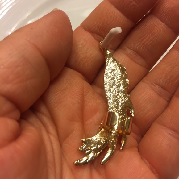 ⭐️ Awesome Single Metallic Wing Ear Cuff ⭐️ - Picture 6 of 8